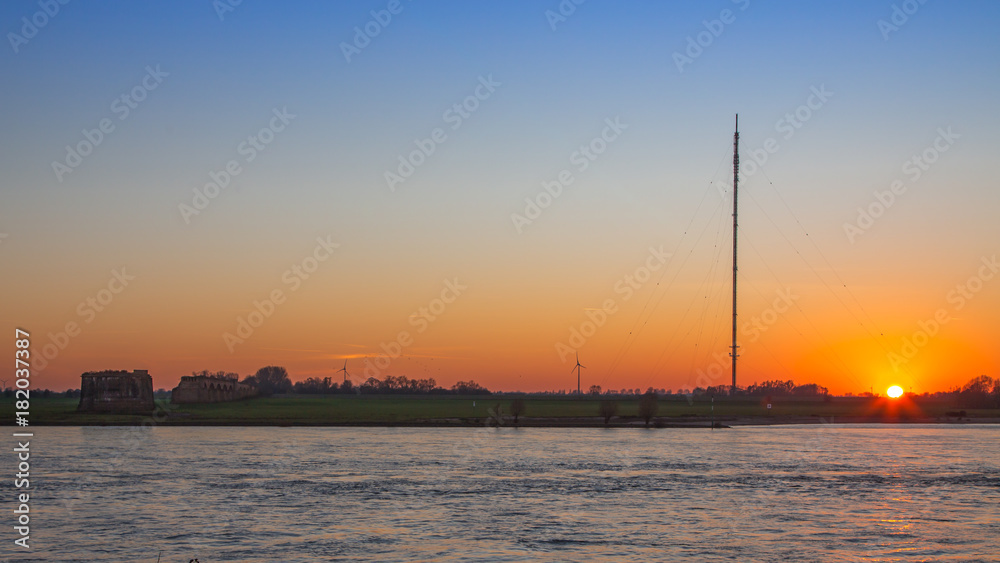 Sonnenuntergang am Rheinufer bei Wesel
