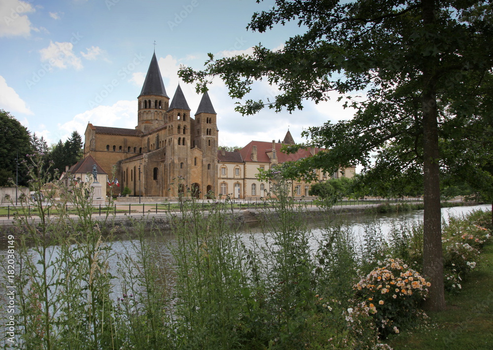 Fototapeta premium Basilique du Sacré-Coeur: Paray-le-Monial.