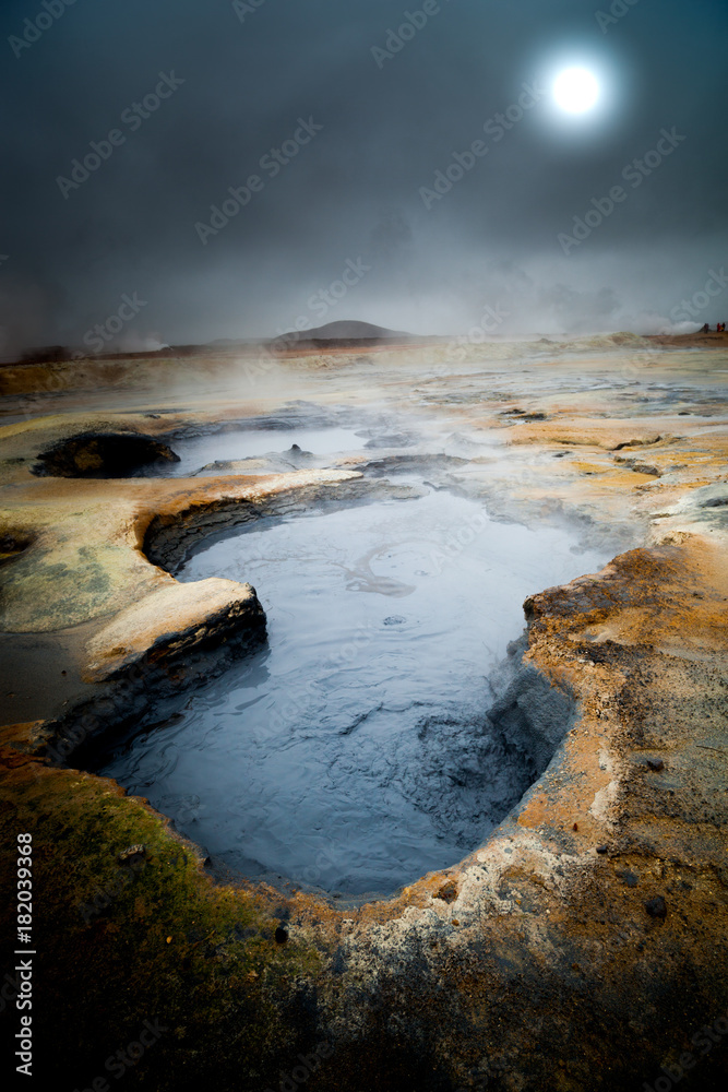 Hverir Islanda. Pozza di acqua bollente geotermale acida