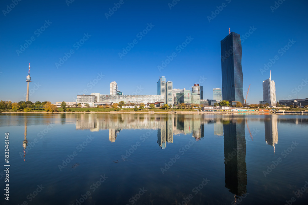 Fototapeta premium Herbststimmung auf der Donauinsel in Wien