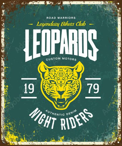 Vintage furious leopard custom motors club t-shirt vector logo on green background.
Premium quality bikers band logotype tee-shirt emblem illustration. Wild animal street wear retro tee print design.