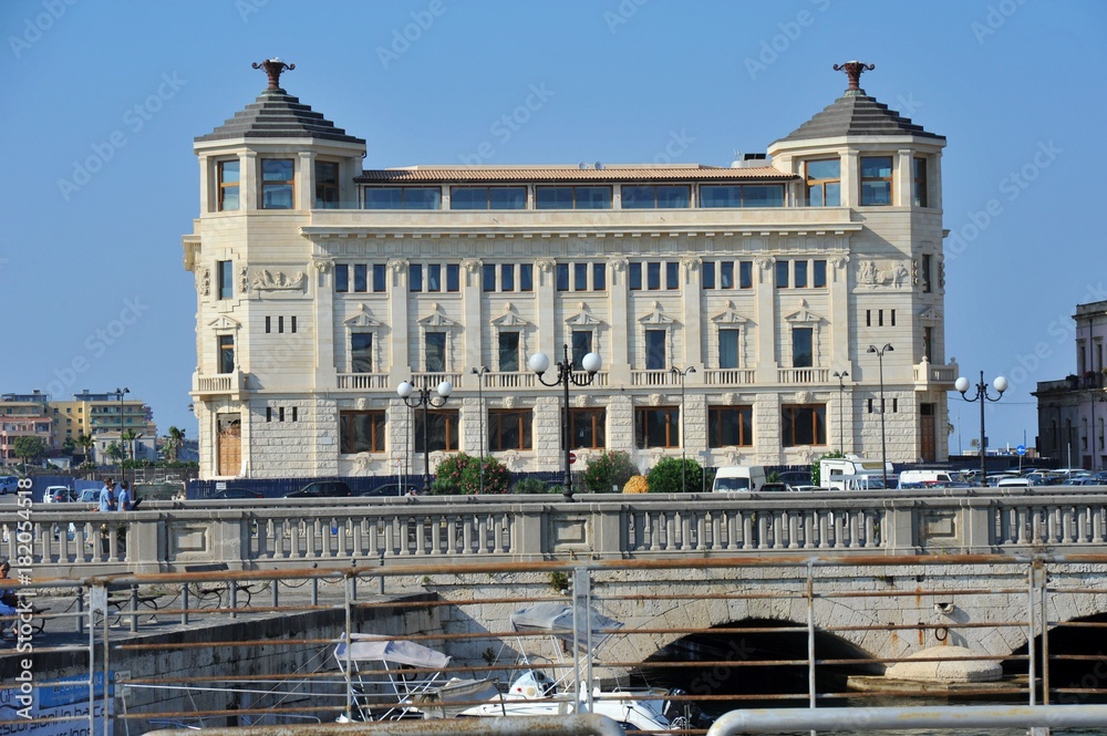 Ponte Nuovo und Palazzo delle Poste in der historischen Altstadt von Syrakus (Syracusa) im Süden von Sizilien, Italien