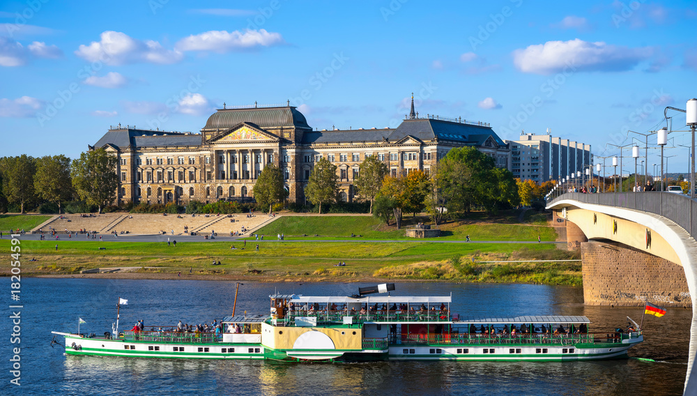 Elbe und Innen- und Finanzministerium Dresden