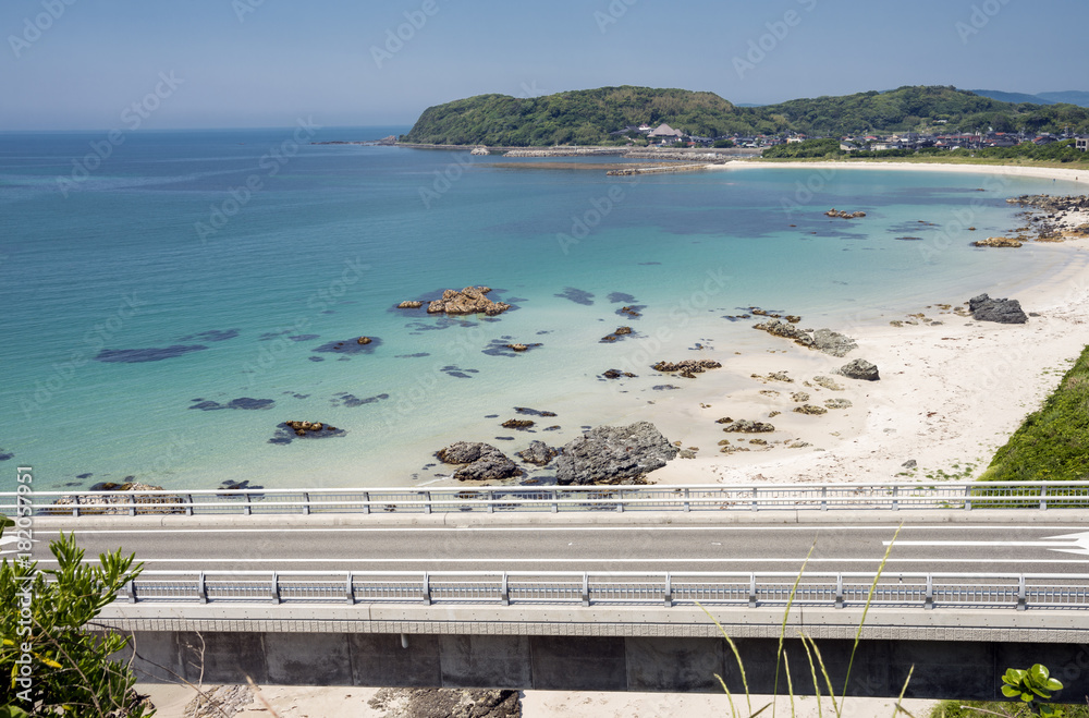 Fototapeta premium 角島大橋と海辺