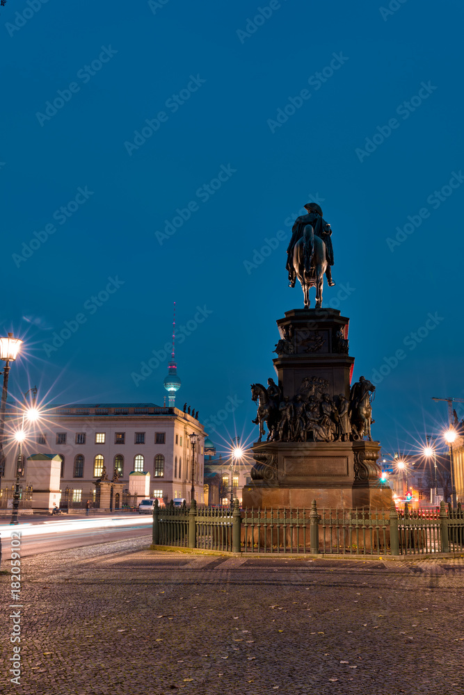 Fototapeta premium Berlin .Unter den Linden.