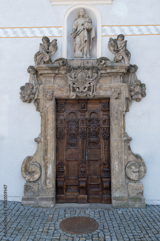 Obraz premium Old gothic wooden door with reach decoration