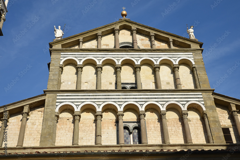 Colonnades du Duomo à Pistoia en Toscane, Italie