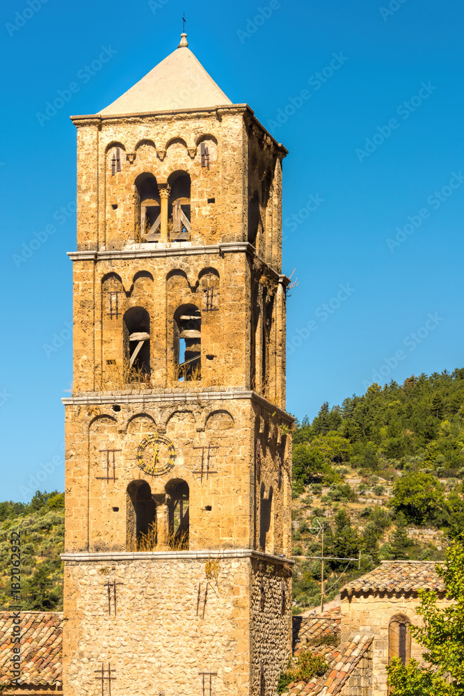 Nahaufnahme vom Glockenturm der historischen Pfarrkirche Notre-Dame-de-l'Assomption in dem Bergdorf Moustiers-Sainte-Marie in Südfrankreich