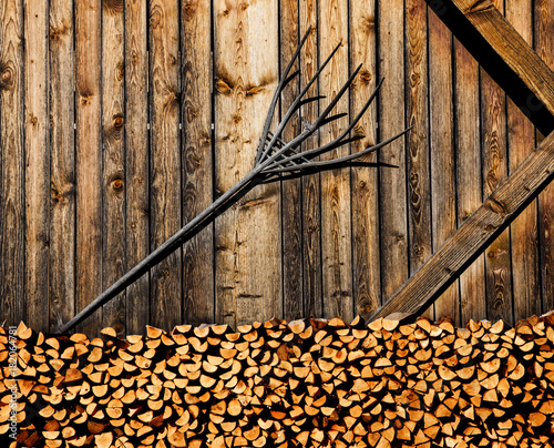 Holzwand mit Brennholz