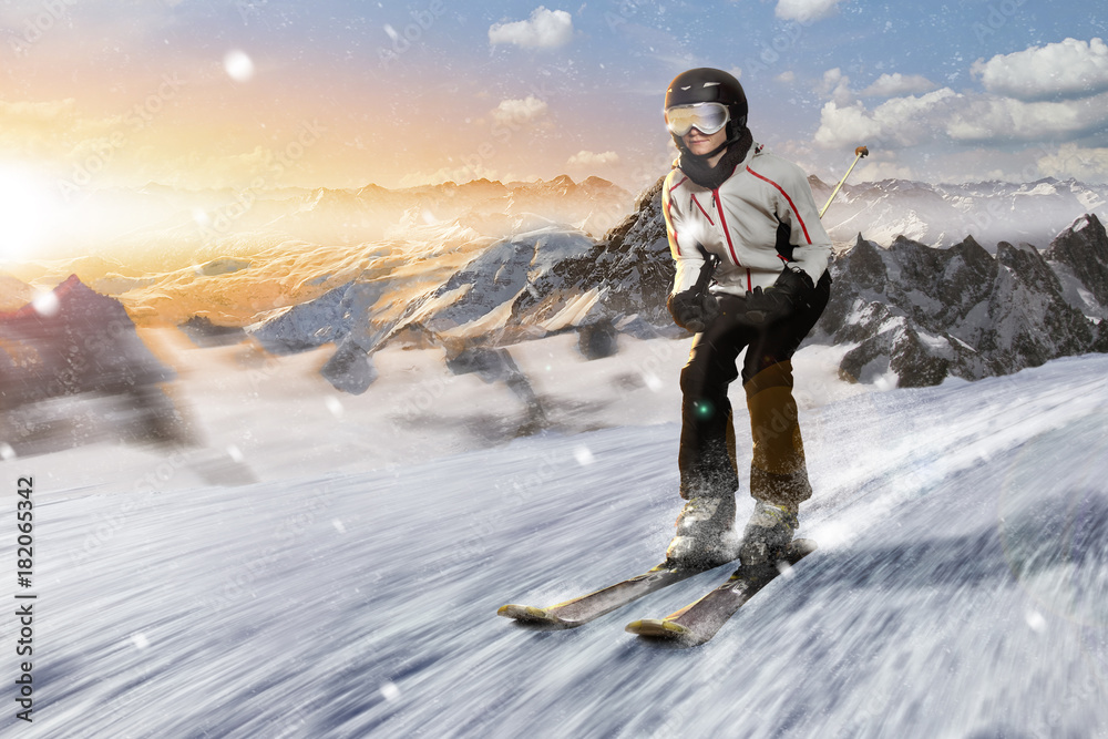 skifahrerin bei der abfahrt bei sonnenaufgang skifahrerin bei der abfahrt bei sonnenaufgang