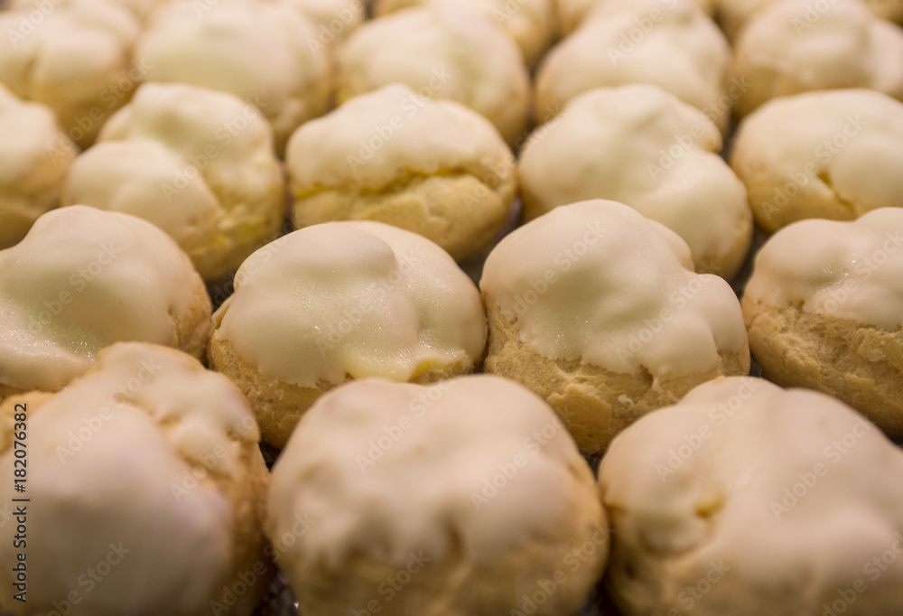 pastries, bignè with pistachio cream, close up
pastries, bignè with pistachio cream, close up