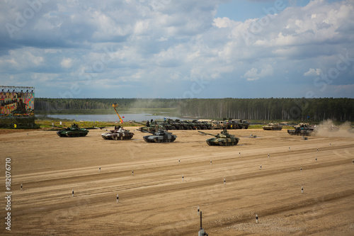 фотографія Military or army tank ready to attack and moving over a deserted battle field te