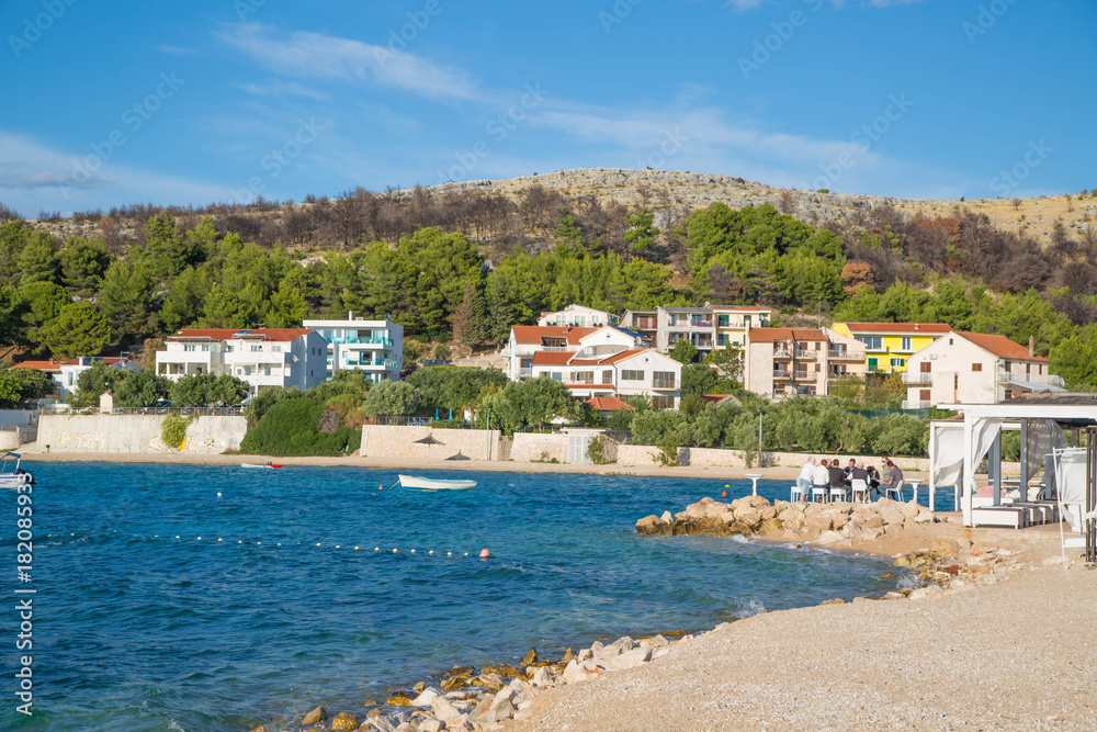 Hafen, Strand und Blick auf Bilo - Primosten, Dalmatien, Kroatien