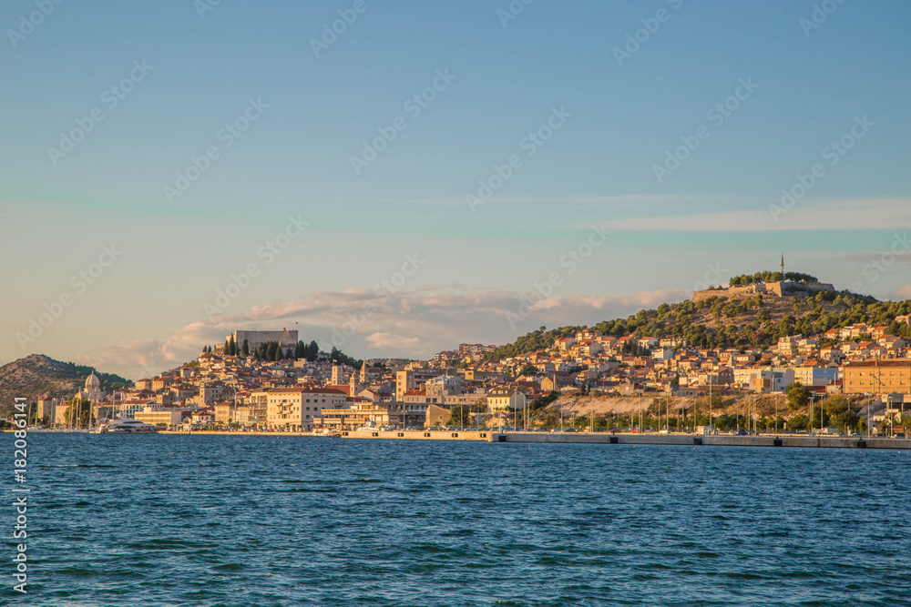 Panorama von Sibenik, Kroatien bei Sonnenuntergang