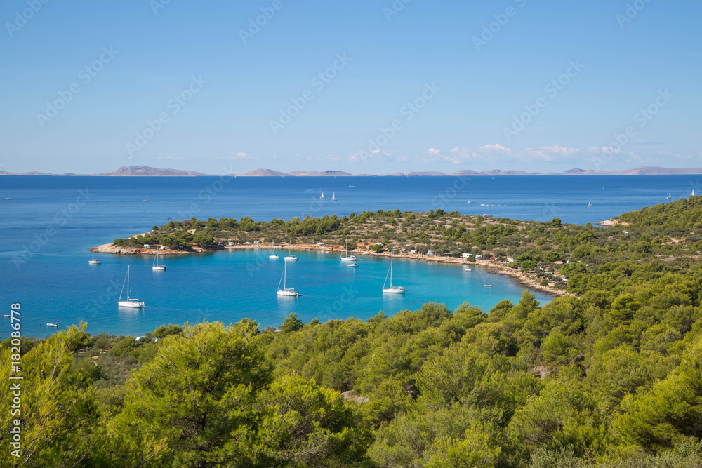 Die kroatische Insel Murter mit dem Nationalpark Kornati im Hintergrund