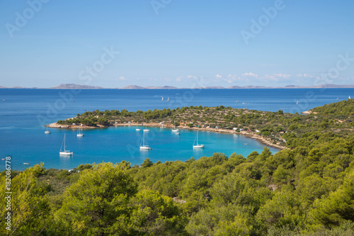 Die kroatische Insel Murter mit dem Nationalpark Kornati im Hintergrund