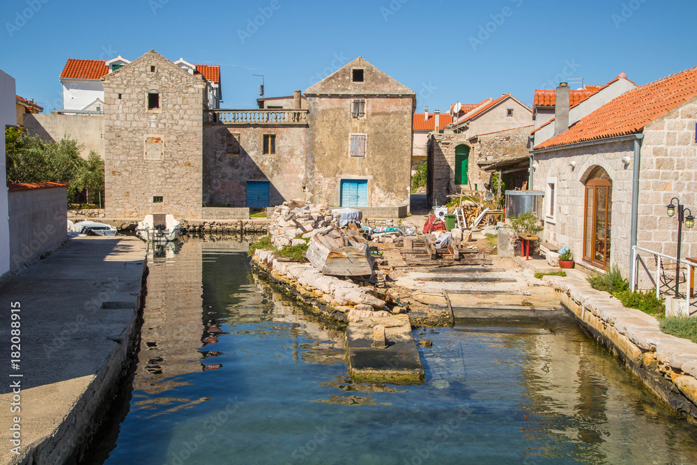 das wunderschöne Dorf Betina auf der Insel Murter, Kroatien