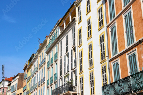 colorful buildings in old town Hyères © Jonathan Stutz