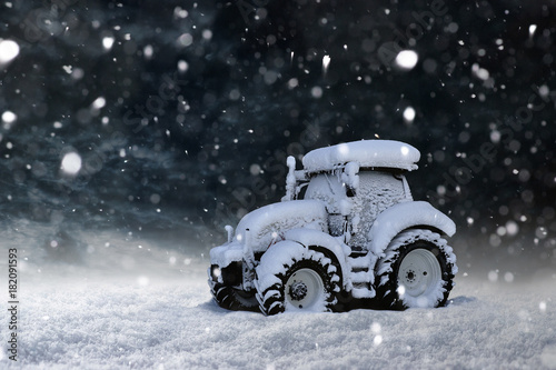 Eingeschneiter Traktor im Schnee