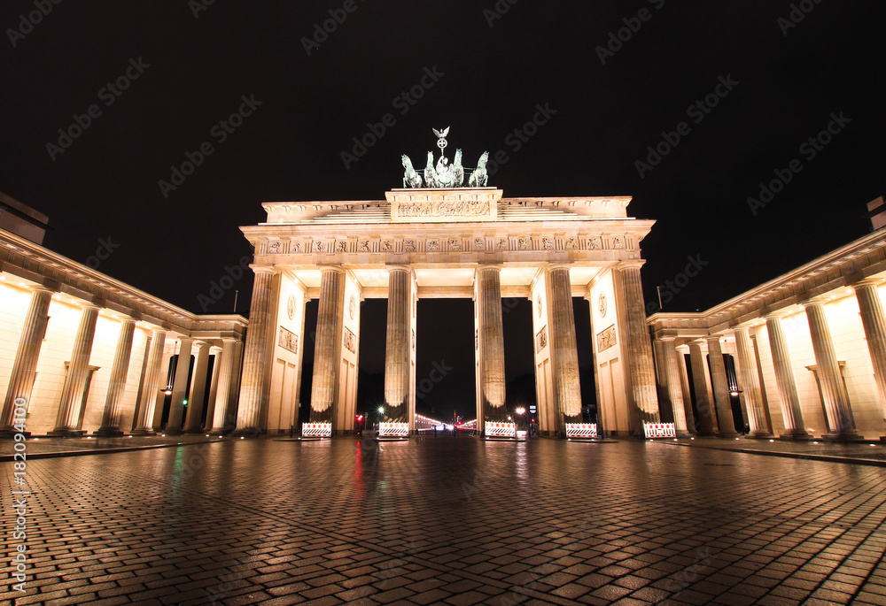 Fototapeta premium Brama Brandenburska nocą Berlin