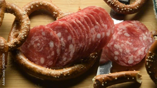 Laugenbrezel Brezel Pretzel 브레첼 Pretzl Breze مخبوزات Brezn Weihnachten Brot Covrig عقدية Video Christmas Precel プレッツェル Брецель Natale Salami Bread Salame Pane 椒鹽卷餅 בייגלה 