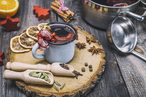 Foto mulled wine in an iron mug