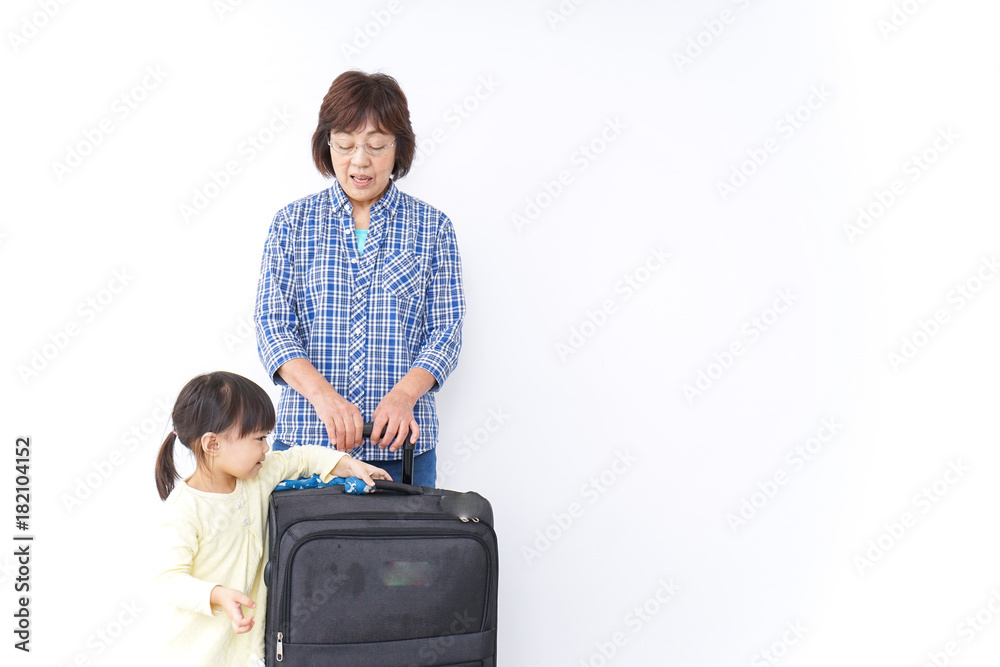 おばあちゃんと旅行をする子供