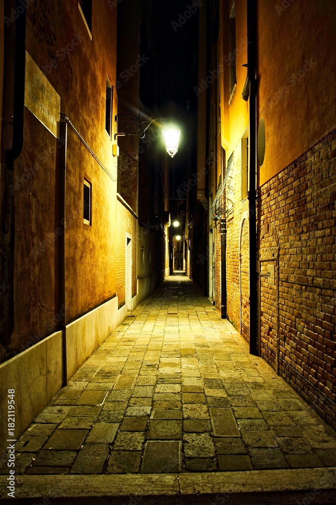 Obraz premium Empty Venice Alley at Night