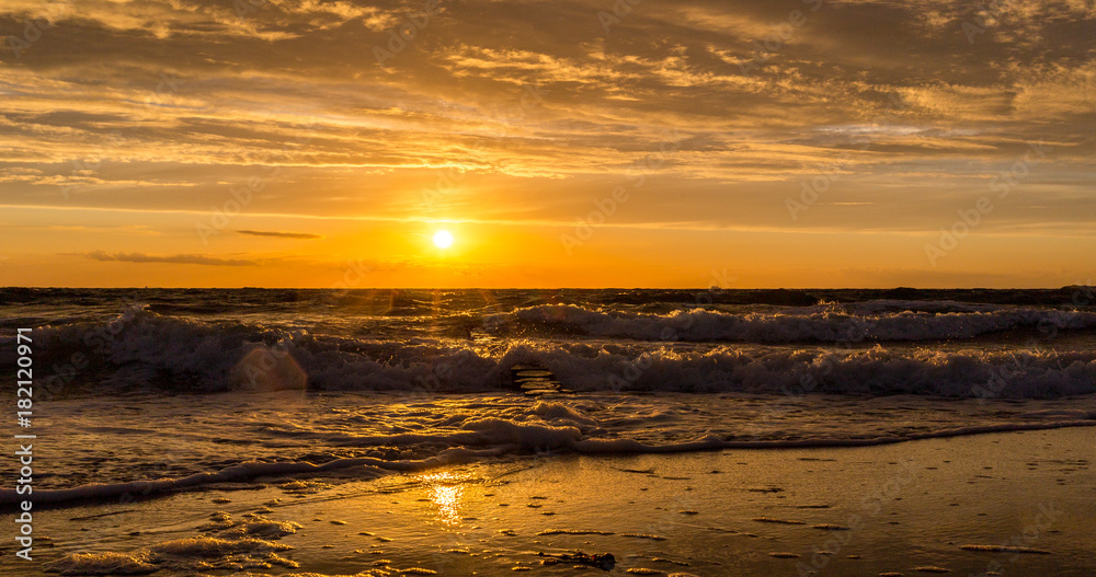 Naklejka premium Romantischer Sonnenuntergang am Meer