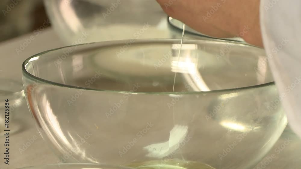 Cooker separaiting egg white from yolk Cooker separaiting egg white from yolk