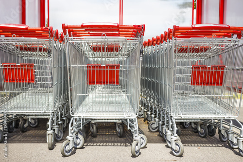 Obraz na płótnie Row of supermarket shopping cart trolleys. w salonie