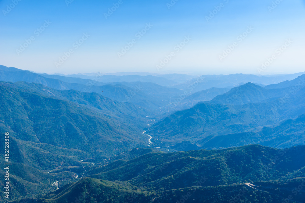 Fototapeta premium View from the Moro Rock - Hiking in Sequoia National Park, California, USA