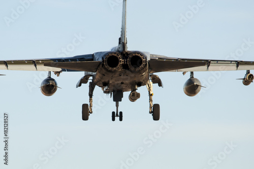 Avión de combate Panavia Tornado aterrizando photo