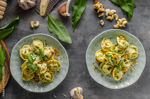 Obraz na płótnie Stuffed Tortellini garlic and spinach w salonie
