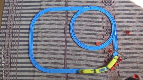 列車のオモチャで遊ぶ男の子 プラレールの走行