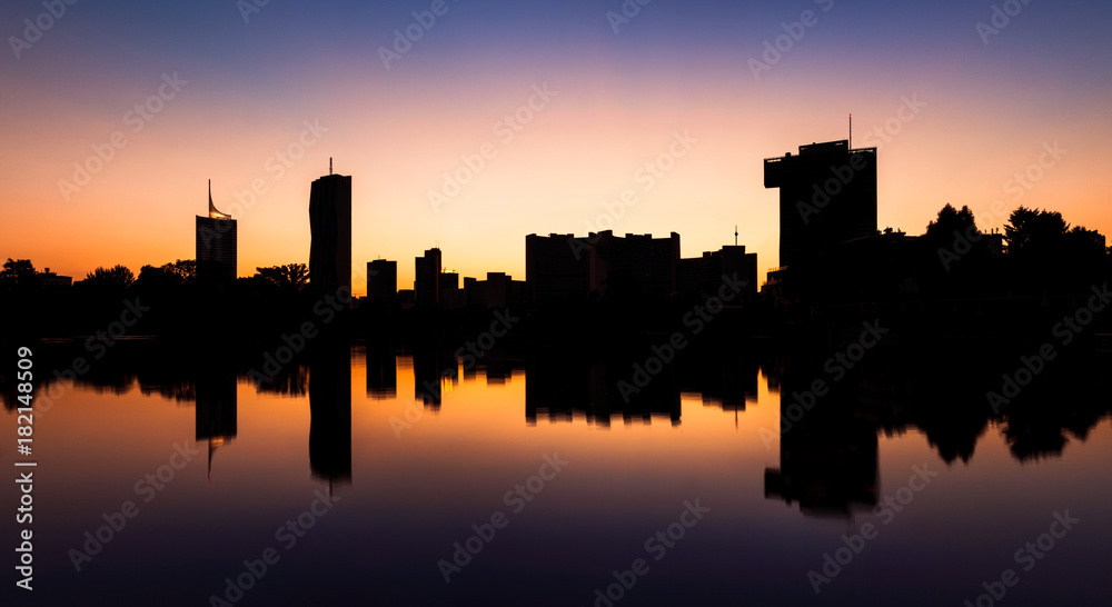 Obraz premium Silhouette of Vienna skyline on the Danube river
