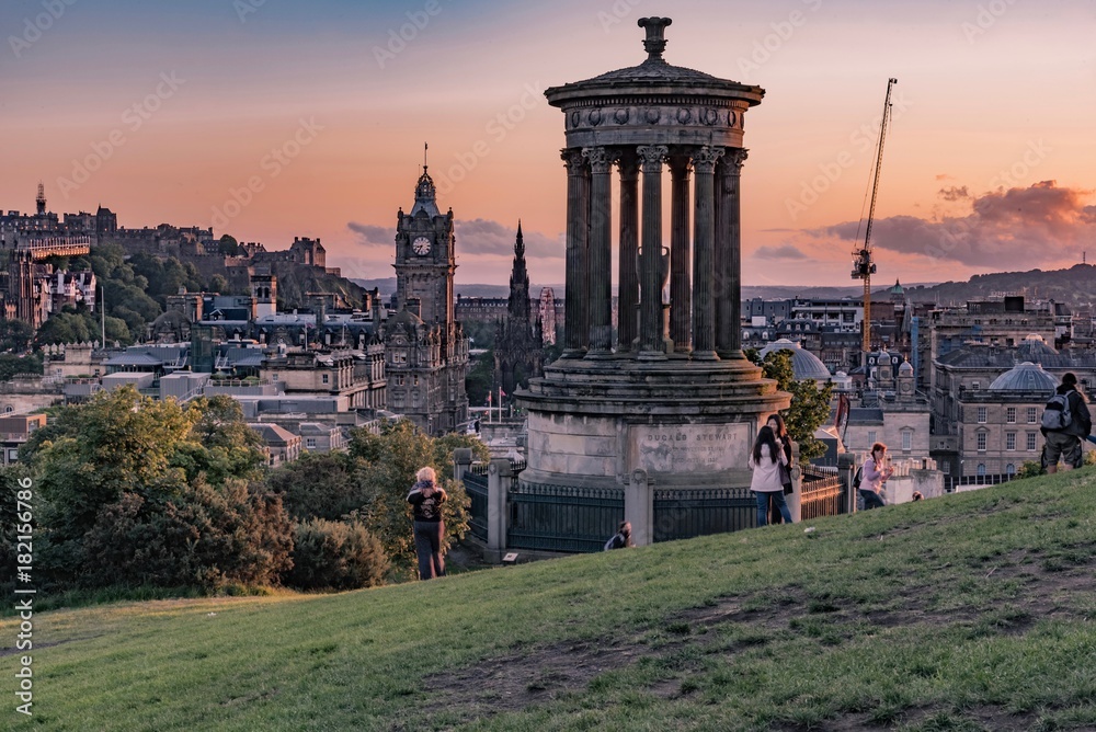 Obraz premium sunset in Edinburgh Castle in Scotland during the August festival