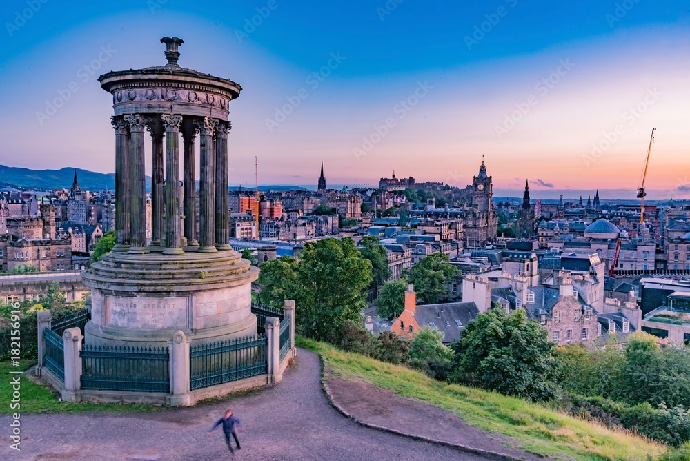Obraz premium sunset in Edinburgh Castle in Scotland during the August festival