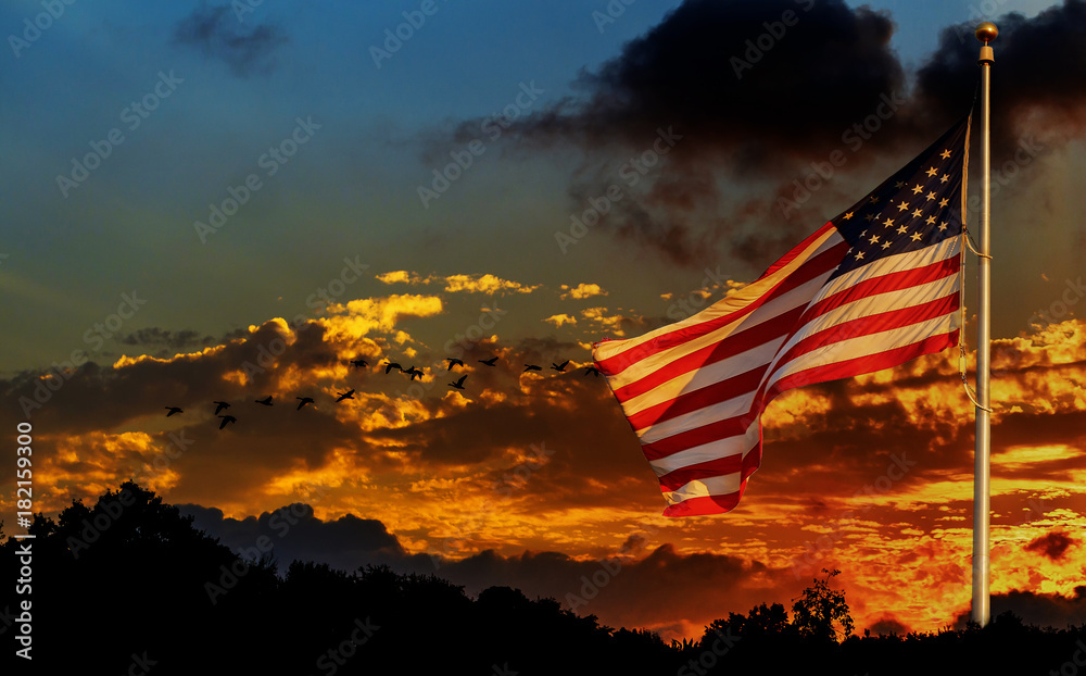 Obraz premium American flag na maszt macha na wietrze American flag przed jasnym niebie