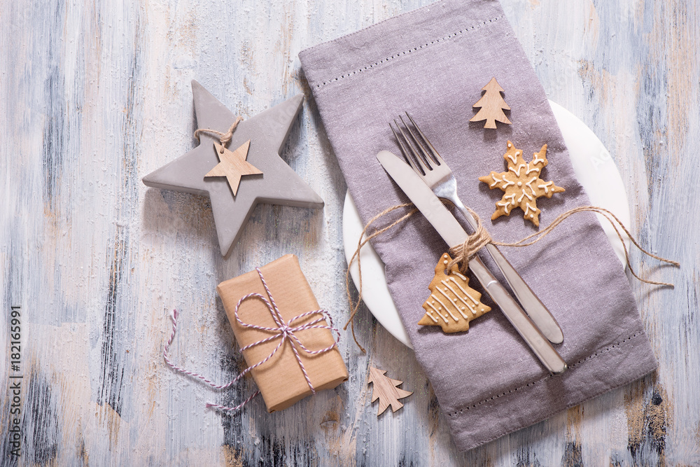 Fototapeta premium Christmas table setting with christmas star decoration, present box and gingerbread cookie copy space
