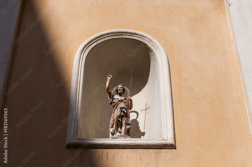 Statua Di San Giovanni Battista Corsica, 01/09/2017: la statua di San Giovanni Battista in una nicchia