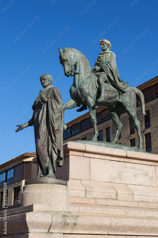 Obraz premium Corsica, 01/09/2017: Napoleone e i suoi quattro fratelli, il monumento inaugurato nel 1865 in Place de Gaulle (piazza Charles de Gaulle) ad Ajaccio