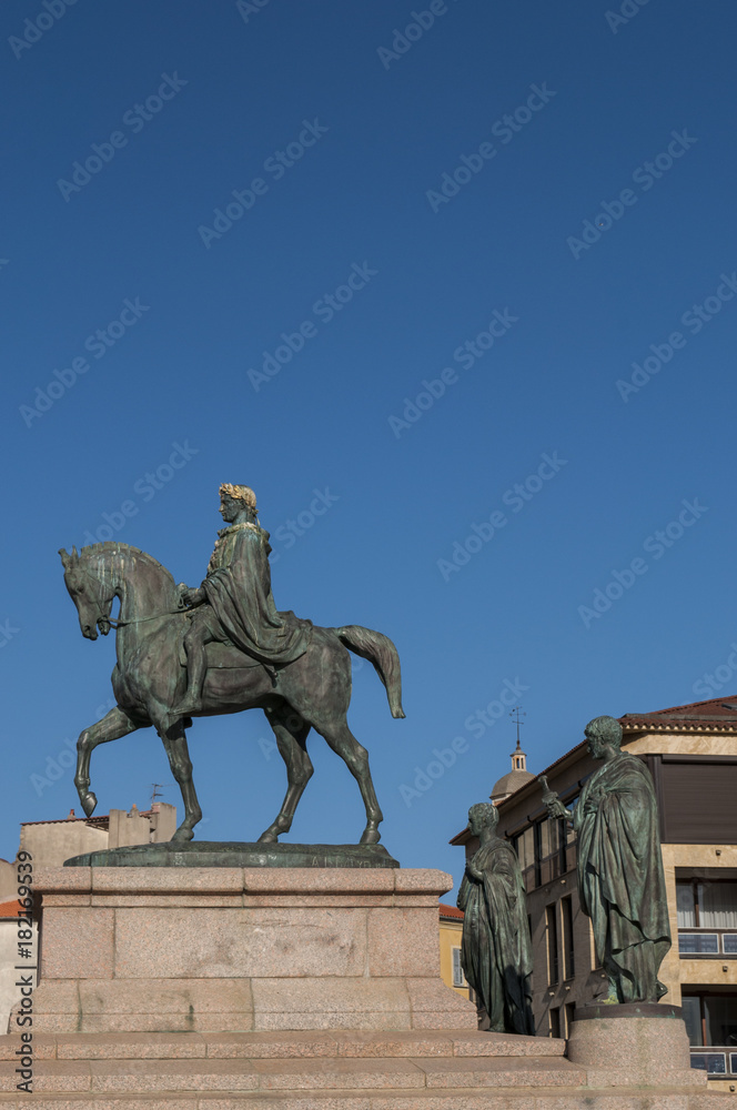 Obraz premium Corsica, 01/09/2017: Napoleone e i suoi quattro fratelli, il monumento inaugurato nel 1865 in Place de Gaulle (piazza Charles de Gaulle) ad Ajaccio