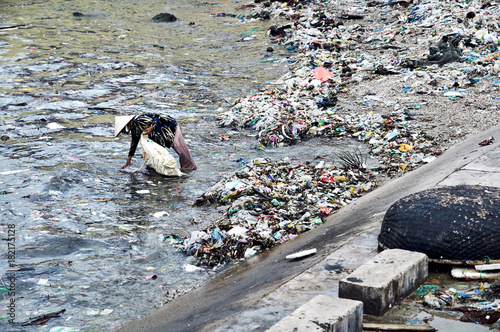 Vietnam - Müllsammlerin am Strand