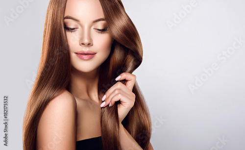 Photographie Beautiful brunette girl with long straight smooth hair
