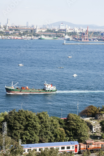 Il Bosforo. Lo stretto che collega il Mar Nero al Mar di Marmara e segna il confine meridionale tra il continente europeo e quello asiatico. photo