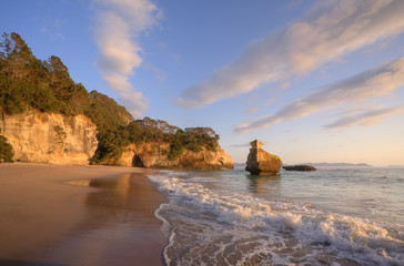 Poster Cathedral Cove Ochtendlicht Cathedral Cove Coromandel kust  © Colin & Linda McKie