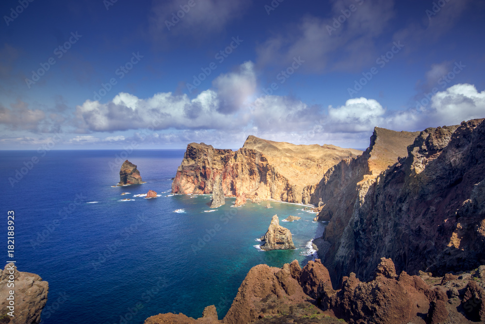 île de Madère dans l'océan Atlantique: entre montagne et mer