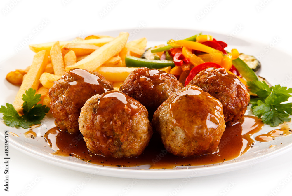 Roast meatballs, chips and vegetables 