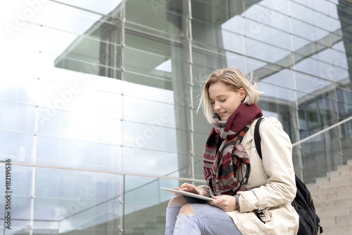 Frau mit tablet pc